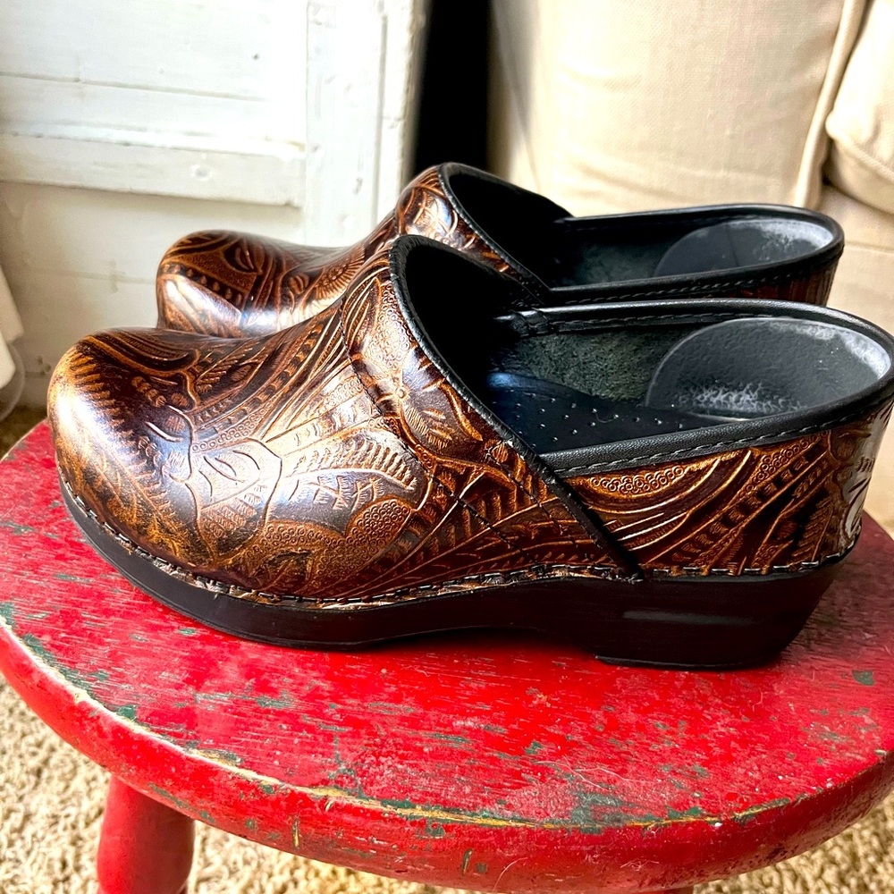 Dansko Tooled Brown Clog Size 37
